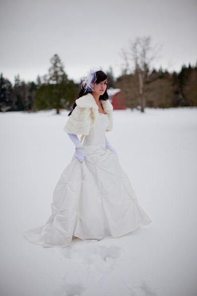 A gorgeous bride rockin' her winter white fur. (Photo from Dragonflight Photography via Style Me Pretty)